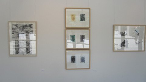 Gerahmte Bilder an der Wand