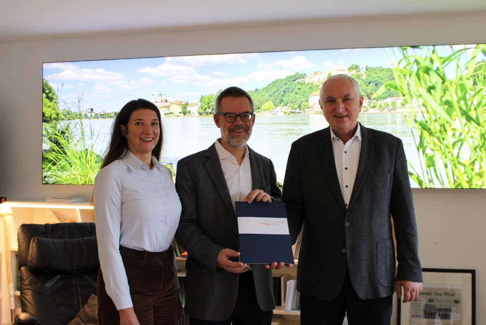 Prof. Dr. Ulrich Bartosch, Präsident der Universität Passau (1. v. r.), gemeinsam mit Vizepräsident Prof. Dr. Werner Gamerith, Vizepräsident für Transfer und interne Vernetzung mit der Querschnittsaufgabe Nachhaltigkeit, und Dr. Stefanie Wehner (1. v. l.), Leiterin der Stabstelle Klimaschutz, bei der Vorstellung der Nachhaltigkeitsstrategie, Foto: Universität Passau.