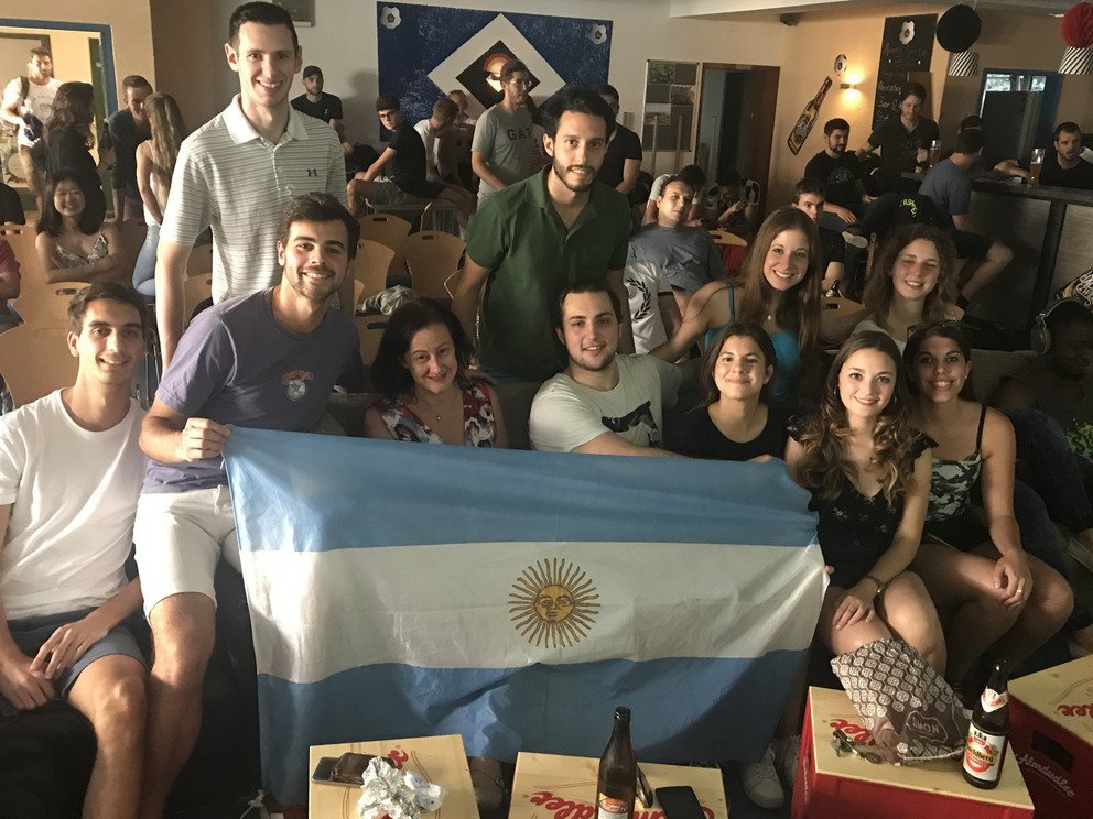 Argentinische Austauschstudierende und Ursula Reutner mit der argentinischen Flagge anl&auml;sslich der Fu&szlig;ball-Weltmeisterschaft