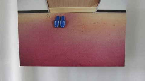 Bild: Schuhe vor einer T&uuml;r