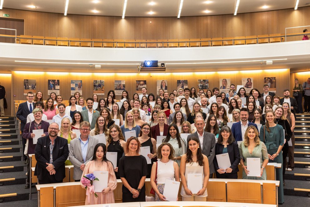Gruppenfoto der Absolventinnen und Absolventen