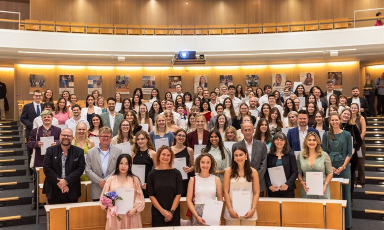 Gruppenfoto Absolventinnen und Absolventen