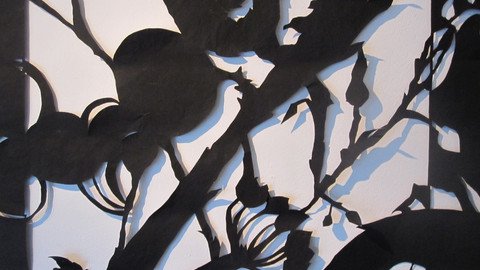 Pflanzenzweige ausgeschnitten aus schwarzer Pappe