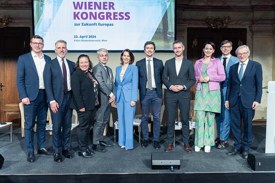 v.l. Michael Stellwag und Sebastian Enskat (KAS Wien), Dr. Heidi Maurer, Prof. Dr. Carlo Masala, Bundesministerin Karoline Edtstadler, Prof. Dr. Daniel G&ouml;ler (Jean-Monnet-Lehrstuhl Uni Passau), Thomas Eibl (WKO), Florence Ertel (Science Hub for Europe, Uni Passau), Julian Plottka (Jean-Monnet-Lehrstuhl Uni Passau) und Bundeskanzler a.D. Dr. Wolfgang Sch&uuml;ssel. Foto: Konrad-Adenauer-Stiftung Wien/Matthias Jaidl