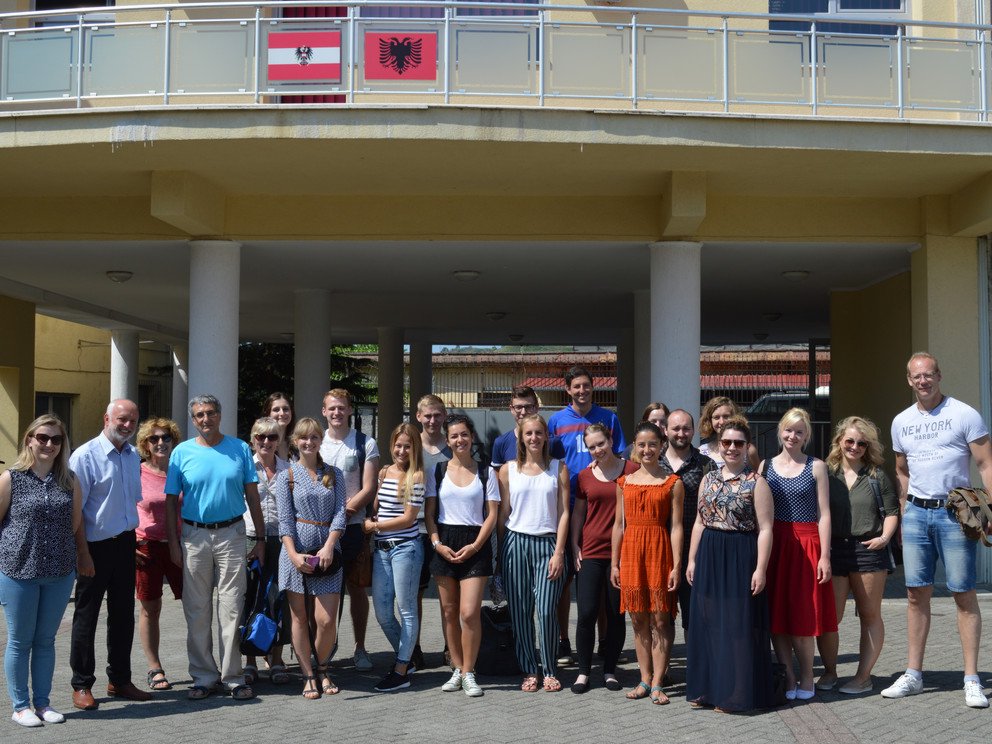 Gruppenfoto von Studenten in Albanien