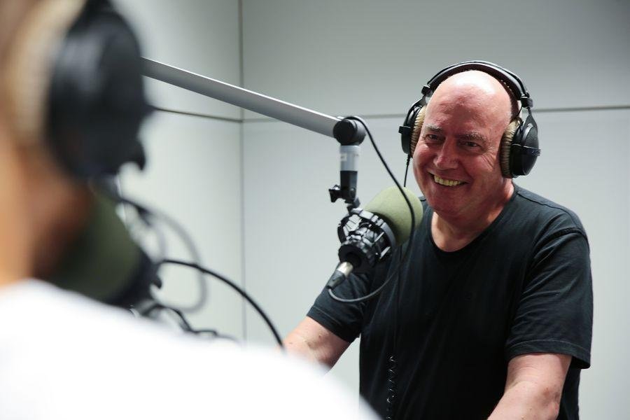 Prof. Dr. Thomas Knieper, Inhaber des Lehrstuhls f&uuml;r Digitale und Strategische Kommunikation, bei der Podcast-Aufnahme im Tonstudio des Zentrum f&uuml;r Medien und Kommunikation (ZMK) an der Universit&auml;t Passau. Bild: Uli Schwarz/Universit&auml;t Passau