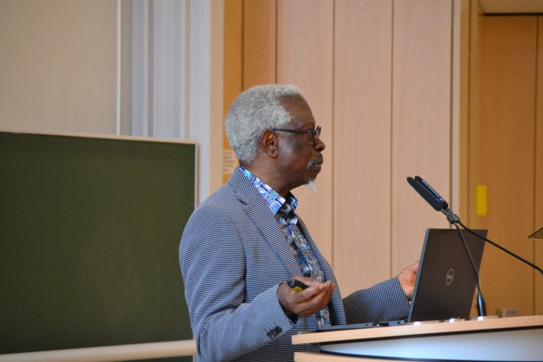 Dekoratives Bild der Kachel 'Gastvortrag von Salikoko Mufwene'