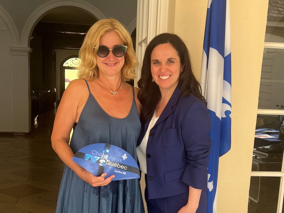 mit Genevi&egrave;ve Rolland, Generaldelegierte von Qu&eacute;bec in M&uuml;nchen, bei den Feierlichkeiten zum Saint-Jean-Baptiste-Tag 2026 