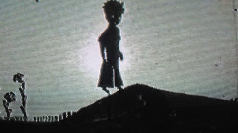 Die Umrisse eines Kindes, dahinter strahlt die Sonne