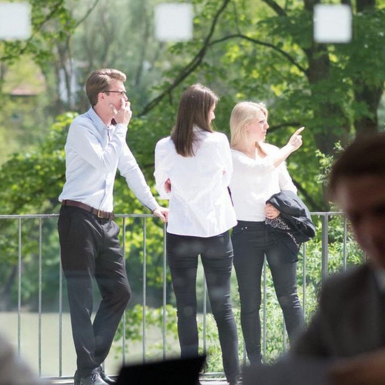 A group of students on the shore of the river Inn
