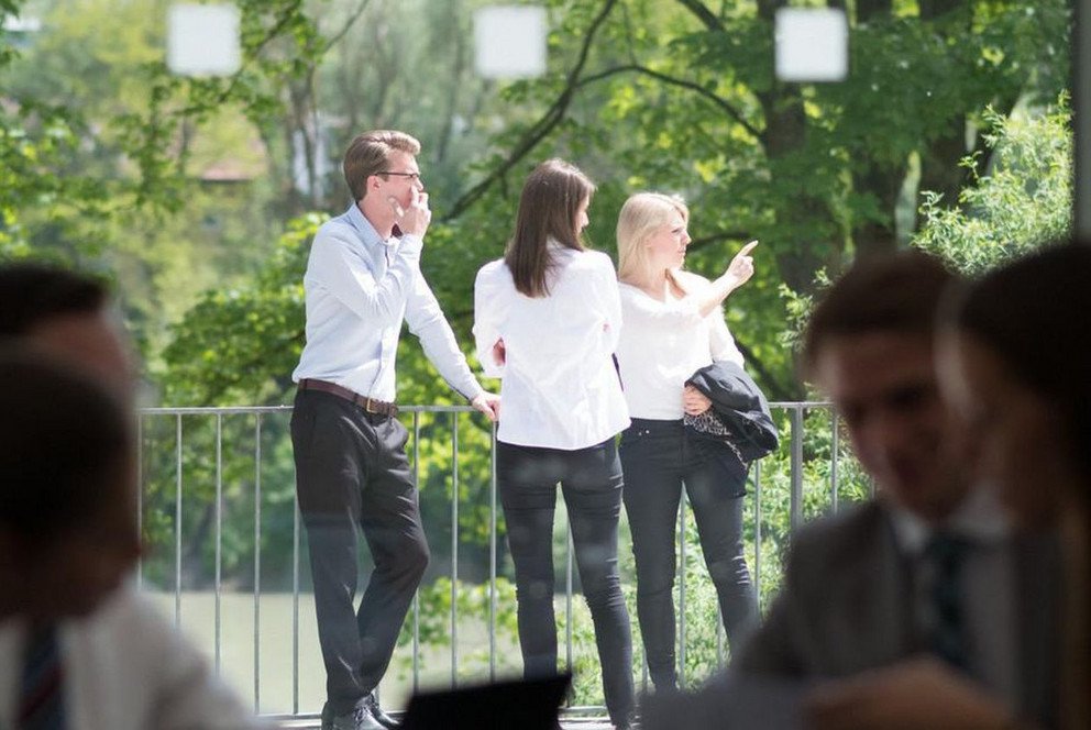 Studierende am Innufer im Gr&uuml;nen