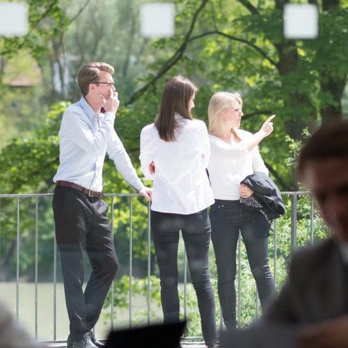 Studierende am Innufer im Gr&uuml;nen