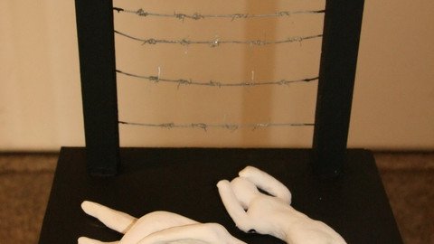 Liegende wei&szlig;e Figuren