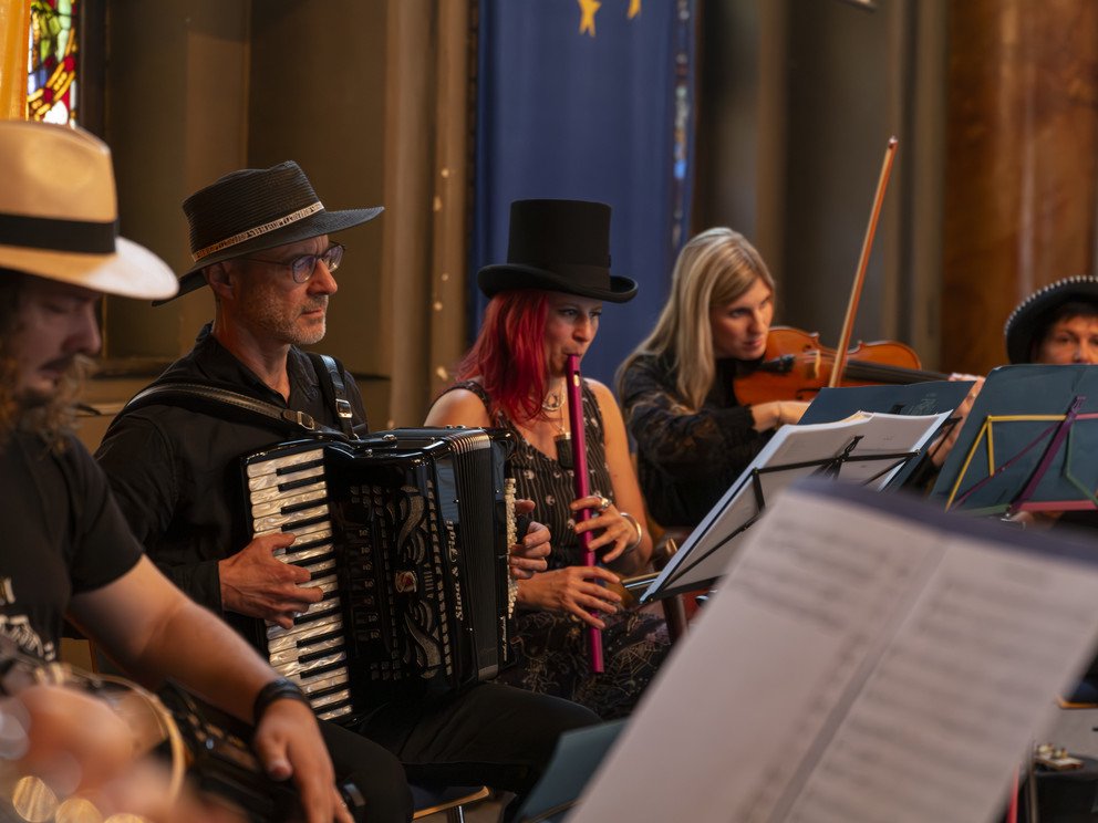 Das Bild zeigt den Auftritt der Musikgruppe Sechs-Achtel.