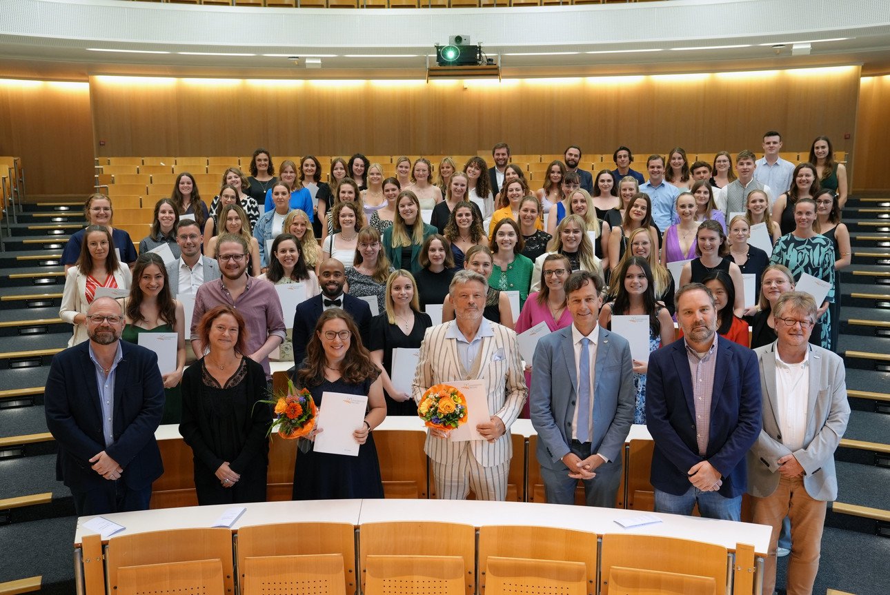 Gruppenfoto der Absolventinnen und Absolventen