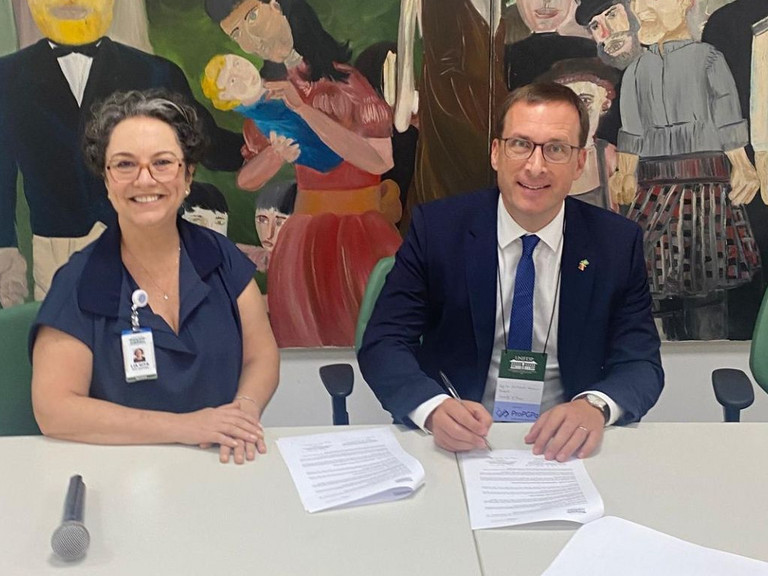 Pr&auml;sident Prof. Dr. Jan Hendrik Schumann und Prof. Dr. Lia Rita Azeredo Bittencourt, Vize-Rektorin der UNIFESP, bei der Unterzeichnung des Kooperationsvertrages; Foto: BAYLAT