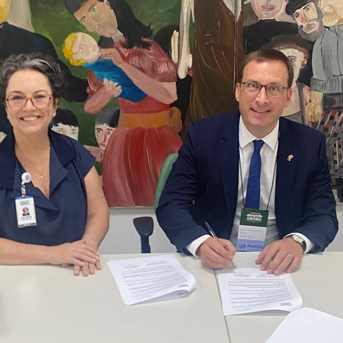 Pr&auml;sident Prof. Dr. Jan Hendrik Schumann und Prof. Dr. Lia Rita Azeredo Bittencourt, Vize-Rektorin der UNIFESP, bei der Unterzeichnung des Kooperationsvertrages; Foto: BAYLAT