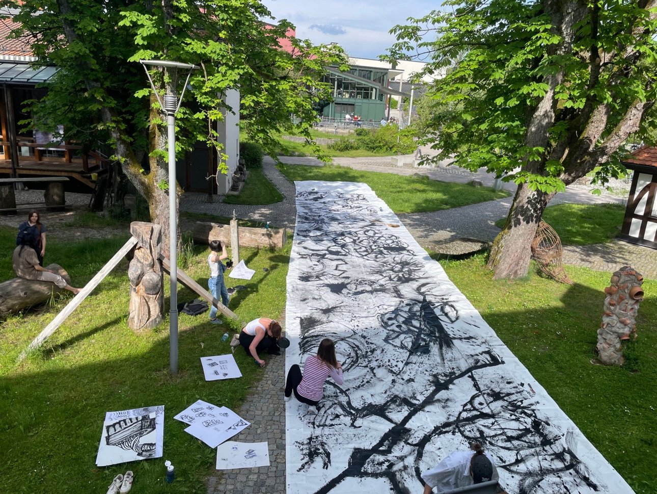 Studierende arbeiten an einem Projekt im Au&szlig;enbereich der Professur f&uuml;r Kunstp&auml;dagogik und Visual Literacy. 