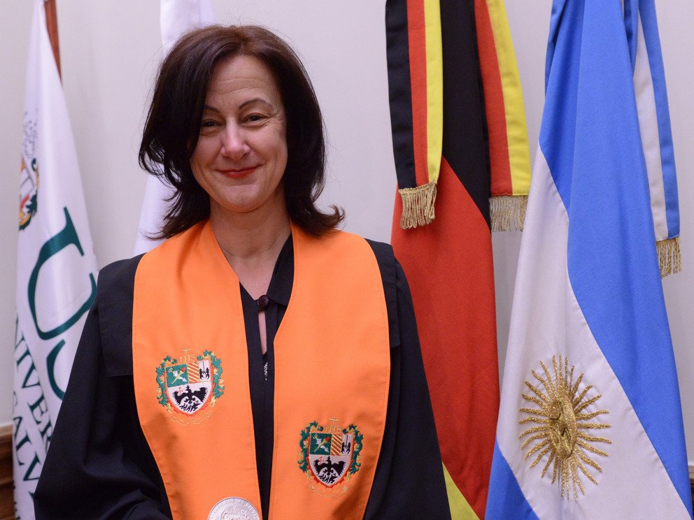 Die Ehrendoktorin mit den Insignien der Universidad del Salvador