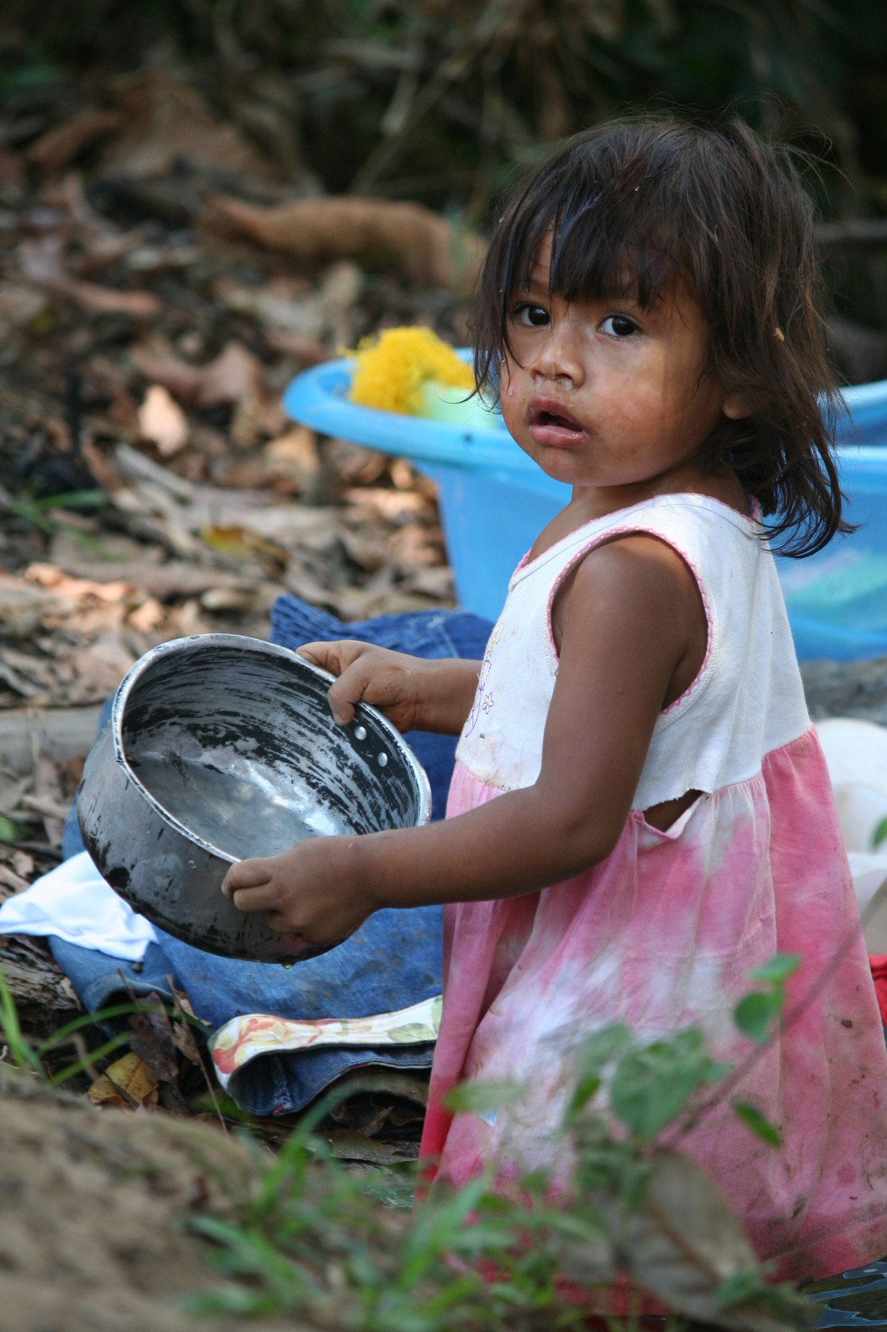 Johanna Fischotter: Das indigene Volk der &bdquo;Akwẽ Xerente&ldquo; w&auml;scht die Kleidung im Fluss. Dieses M&auml;dchen hilft mit. (Tocantins, Terra Indigena - N&auml;he Tocantinia, 20.09.2014)