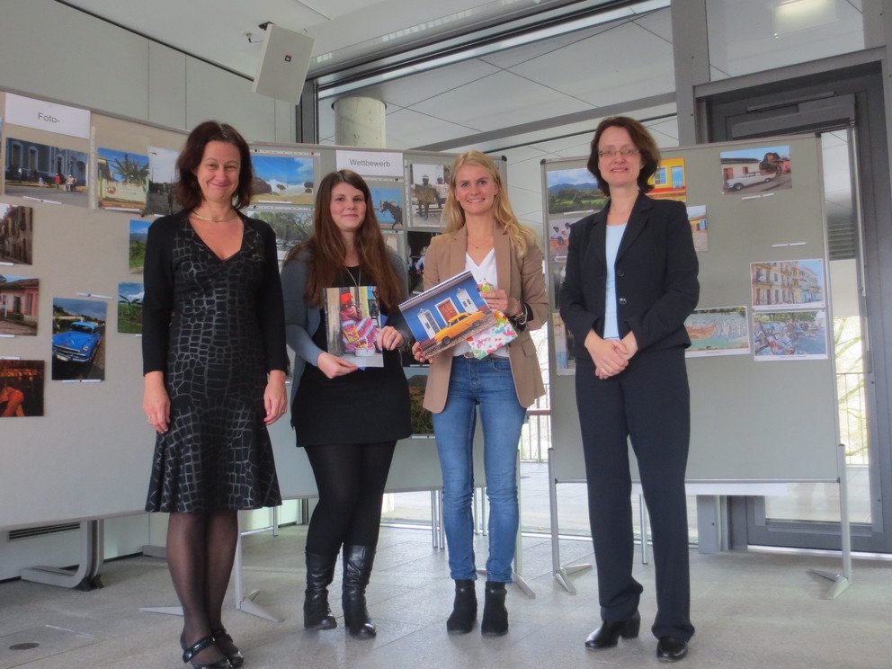 Frau Prof. Dr. Ursula Reutner, Frau Marie-Claire Pfeiffer, Frau Teresa Lang, Frau Prof. Dr. Hartwig nach der Preisverleihung zum Fotowettbewerb
