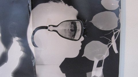 Gesicht seitlich mit einer markanten Brille auf