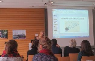 Teresa Lang gibt Informationen &uuml;ber ihren Kuba-Aufenthalt.