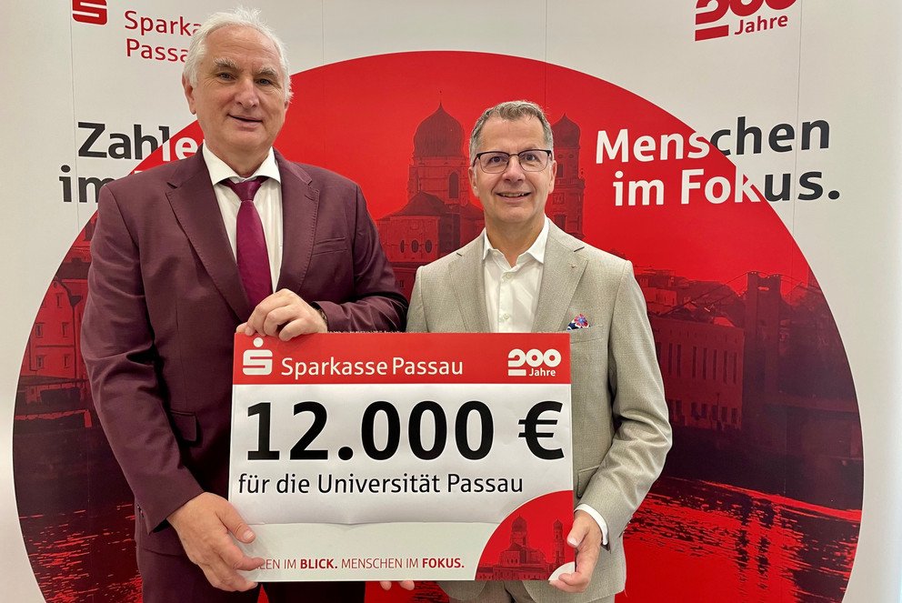 Prof. Dr. Ulrich Bartosch, Pr&auml;sident der Universit&auml;t Passau (l.), gemeinsam mit Christoph Helmschrott, Vorstandsvorsitzender der Sparkasse Passau, bei der Spenden&uuml;bergabe: Foto: Universit&auml;t Passau