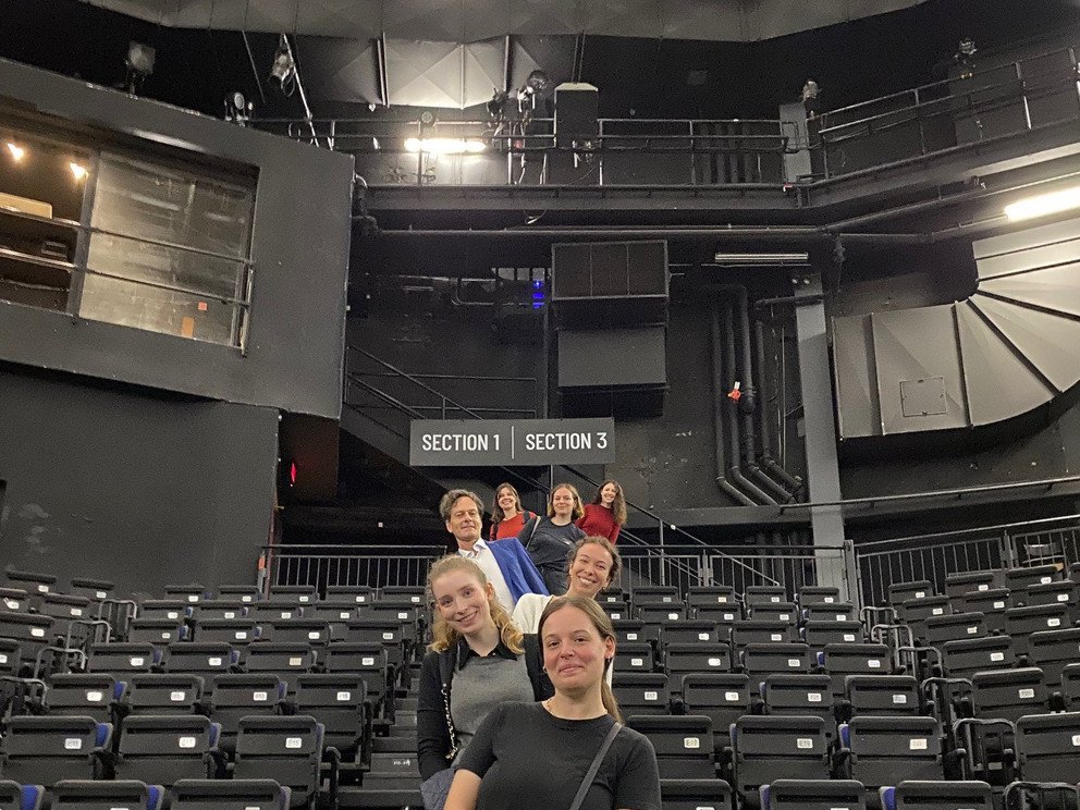 Gruppenbild in einem Saal