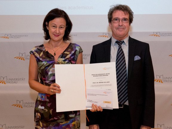 Verleihung des Preises f&uuml;r besondere Verdienste um die Internationalisierung der Universit&auml;t Passau an Prof. Dr. Winand Gellner, November 2015