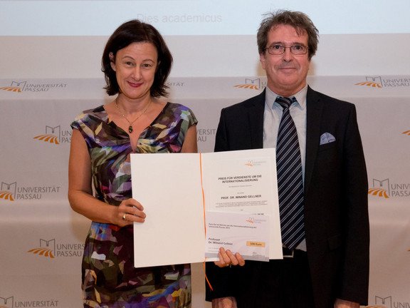 Verleihung des Preises f&uuml;r besondere Verdienste um die Internationalisierung der Universit&auml;t Passau an Prof. Dr. Winand Gellner, November 2015