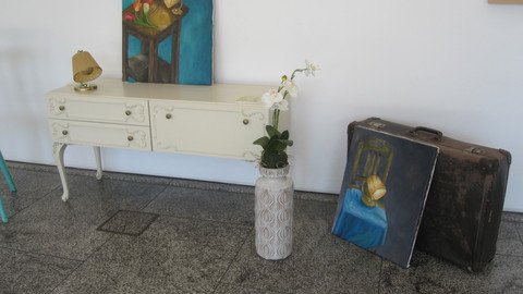 Kommode mit Bild neben einem Koffer