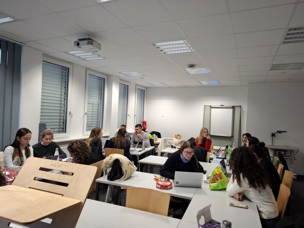 Students worken in groups in a seminar room