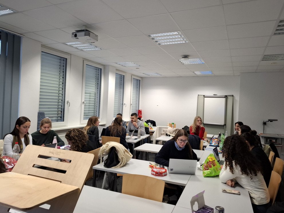Studierende arbeiten in Gruppen im Seminarraum