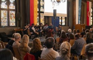 6-8tel Das Bild zeigt den Auftritt der Musikgruppe Sechs-Achtel.