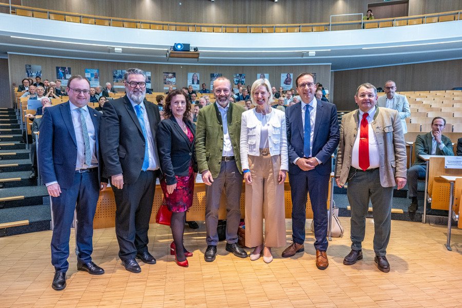 Beim Bayerischen Wirtschaftstag im Audimax (v.l.): MdL Stefan Meyer, Andreas Rother (Oberbürgermeister der Stadt Passau), Dagmar Škodová Parmová (Oberbürgermeisterin der Stadt Budweis), Manfred Weber (Mitglied des Europäischen Parlaments und Vorsitzender der EVP), Prof. Dr. Angelika Niebler (Präsidentin des Wirtschaftsbeirats Bayern und Mitglied des Europäischen Parlaments), Prof. Dr. Jan H. Schumann (Präsident der Universität Passau), Rudi Fellner (Vorsitzender des Bezirks Passau des Wirtschaftsbeirats Passau); Foto: Armin Weigel.