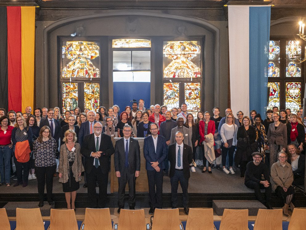Das Bild zeigt ein Gruppenfoto des Empfangs im Rathaus.