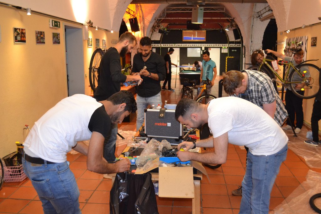 Studierendenprojekt "Fahrradcaf&eacute;" schafft Kontaktzonen zwischen Einheimischen und Gefl&uuml;chteten