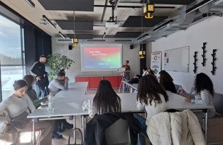 Studierende im InnKubator h&ouml;ren einem Vortrag zu