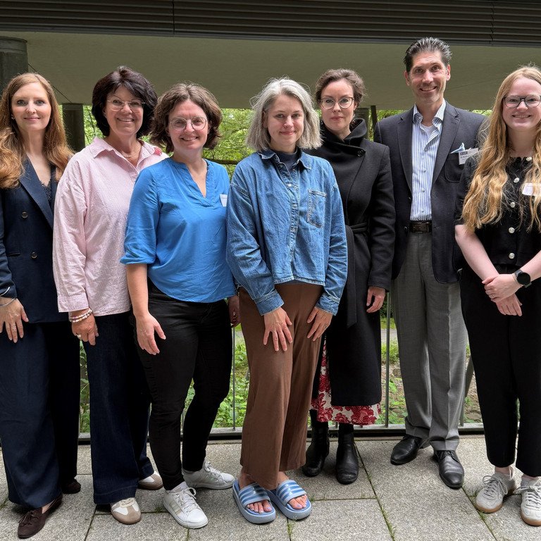 (v.l.): Felicitas Schmidinger (Junges Kolleg), Alexandra Horsch und Dr. Claudia Krell (Stabsstelle Diversity und Gleichstellung), Dr. Kathrin Plank (stellvertretende Beauftragte f&uuml;r die Gleichstellung von Frauen in Wissenschaft und Kunst), Prof. Dr. Katharina B&ouml;hm (Lehrstuhl f&uuml;r Englische Literatur und Kultur), Dr. Benjamin Sch&ouml;nfeld und Laura Bruckmeier (Junges Kolleg); Foto: Universit&auml;t Passau