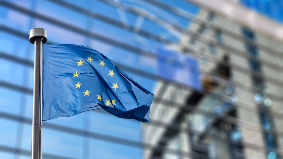 European Union flag against European Parliament EU-Horizon-Projekt POLINOCULATE – Psychologische Impfung gegen Desinformation mittels KI