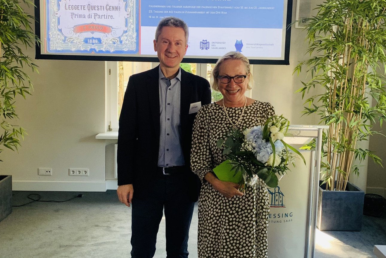 Frau Prof. Dr. Gabriele B. Clemens (Universit&auml;t des Saarlandes) &uuml;bergibt die Leitung der AG Italien an Prof. Dr. Jens Sp&auml;th (Universit&auml;t Passau) 