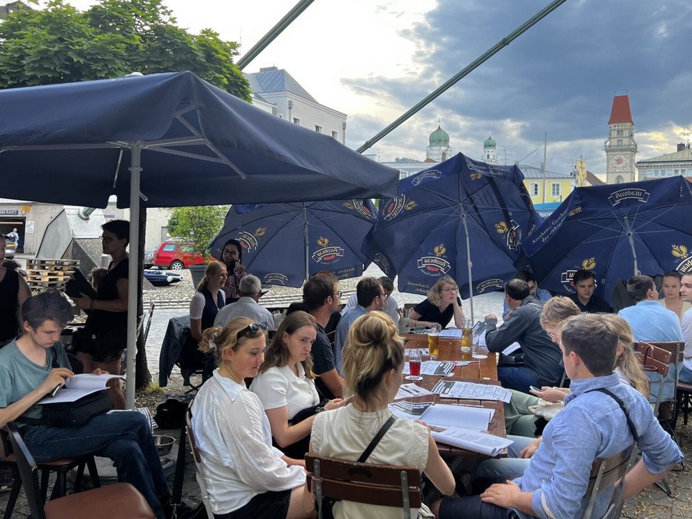 Personen philosophieren im Biergarten