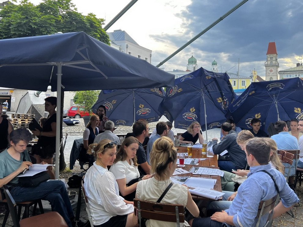 Personen philosophieren im Biergarten