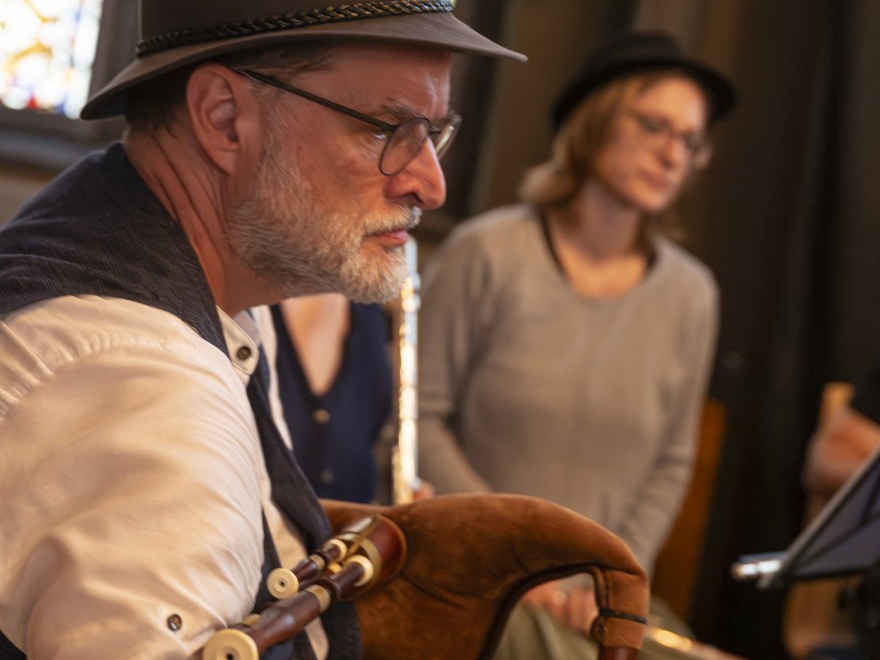 Das Bild zeigt den Auftritt der Musikgruppe Sechs-Achtel.