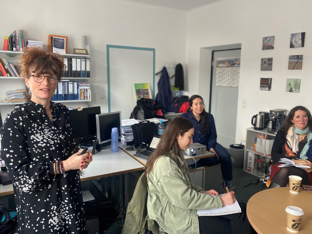 [Translate to Englisch:] Dr. Emmanuelle Sauvage und Teilnehmerinnen des Doktorandenkolloquiums 