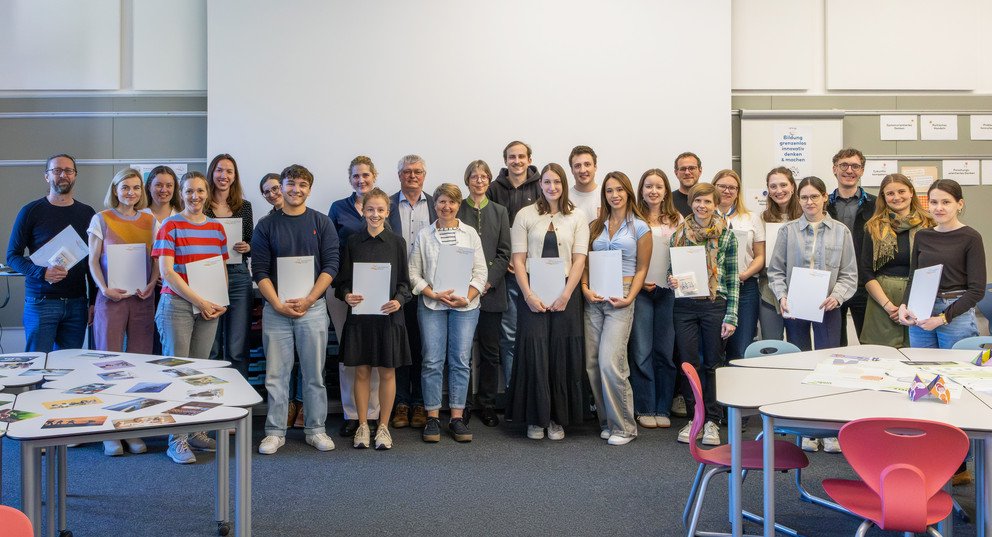 Gemeinsamer Abschluss der BNE-Fortbildung: Lehrkräfte aus ganz Bayern und Studierende der Universität Passau kamen zur Zertifikatsübergabe ins „Klassenzimmer der Zukunft Gemeinsamer Abschluss der BNE-Fortbildung: Lehrkräfte aus ganz Bayern und Studierende der Universität Passau kamen zur Zertifikatsübergabe ins „Klassenzimmer der Zukunft“. Außerdem anwesend: Prof. Dr. Gabriele Schellberg, Prof. Dr. Hans Mendl, Matthias Fuchs, Michael Fuchs, Florian Stelzer (Leitungsteam fitESD.eu), Prof. Dr. Christina Hansen, Prof. Dr. Andreas Eberth (Lenkungskreis fitESD.eu), Angelika Herzog, Theres Denzinger und Luise Kwak (Projektteam fitESD.eu); Foto: Florian Stelzer.