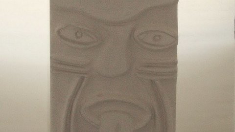 Gesichter in Stein gemei&szlig;elt und angemalt