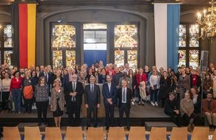 Gruppenfoto Das Bild zeigt ein Gruppenfoto des Empfangs im Rathaus.