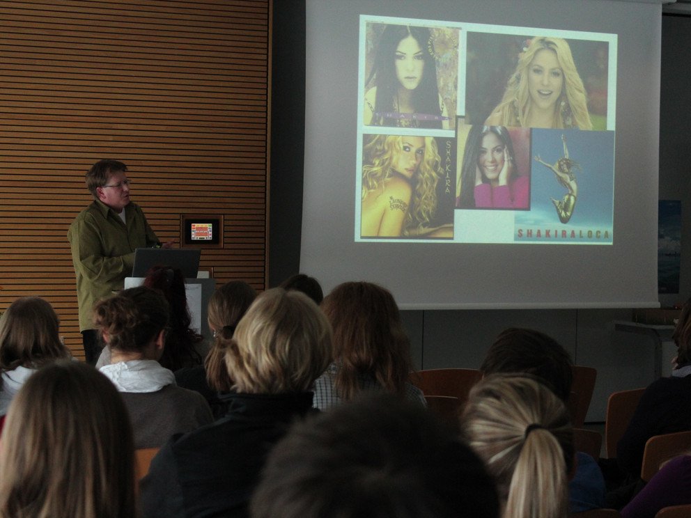 Herr Professor Dr. Fitz berichtet &uuml;ber Shakira